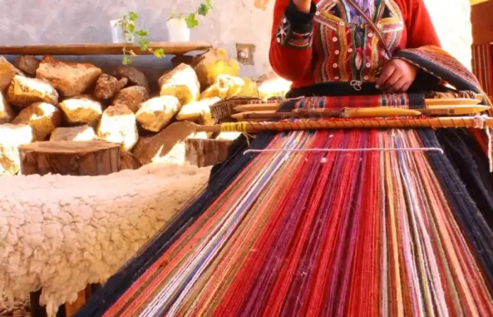 Traditional Andean weaver in Cusco creating vivid textiles with natural fibers, representing Peru’s rich Peruvian Handicrafts heritage.