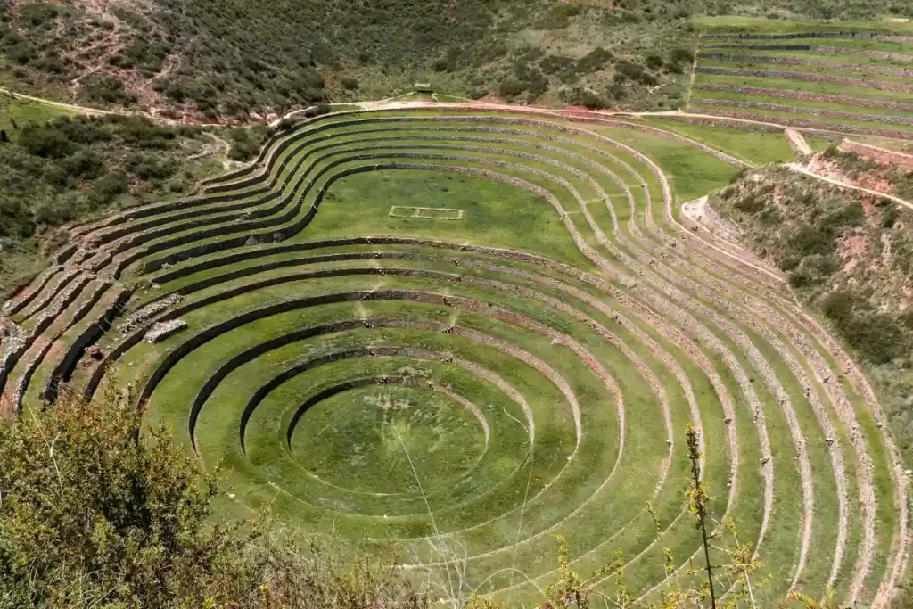 Beyond Machu Picchu: 5 Lesser-Known Inca Ruins Near Cusco You Should Explore. 5 Terrazas circulares incas de Moray en el Valle Sagrado de Perú.