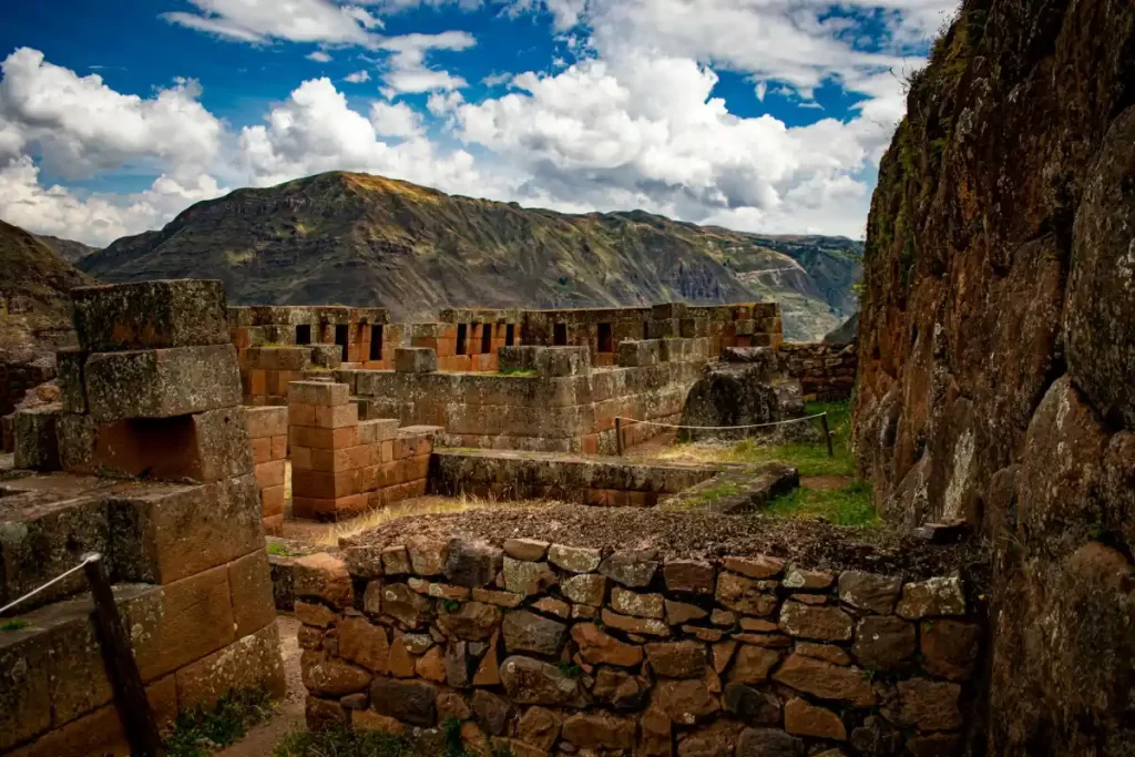 Beyond Machu Picchu: 5 Lesser-Known Inca Ruins Near Cusco You Should Explore. 3 Ruinas incas de Pisac con terrazas agrícolas en el Valle Sagrado de Perú.