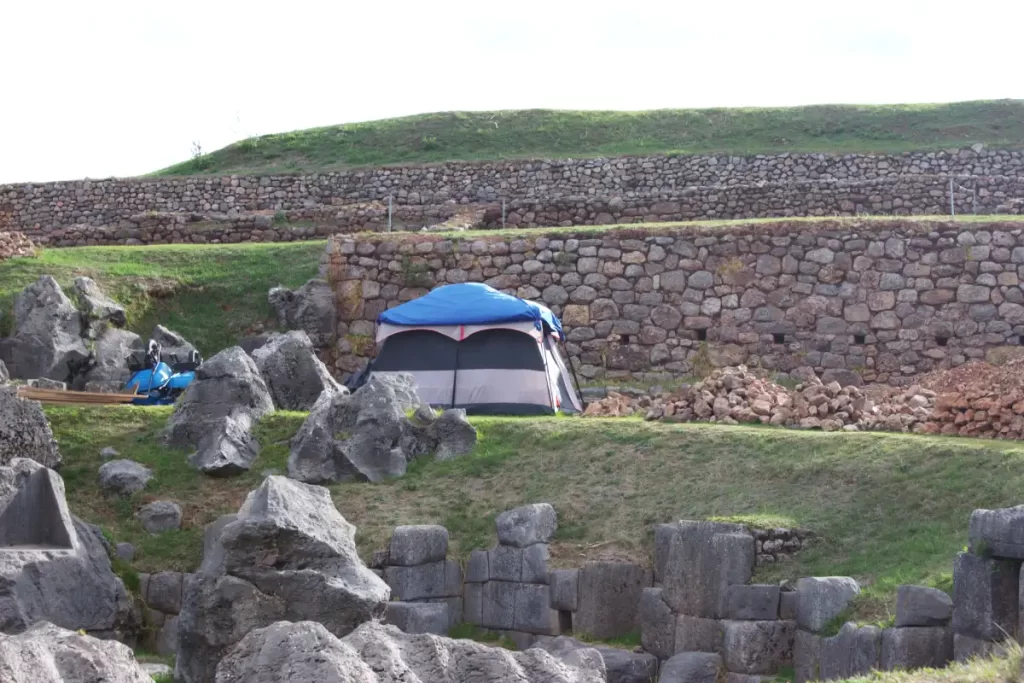 Inside the Inca Chinkana in Cusco (2025): Breakthrough Excavations Beneath Sacsayhuamán 5 Excavation camp with tools and stone structures at the entrance of the Great Inca Chinkana in Sacsayhuamán, Cusco.