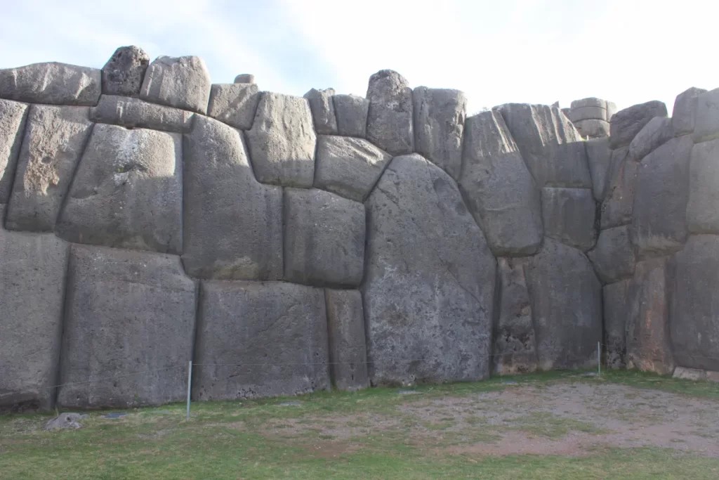 Inside the Inca Chinkana in Cusco (2025): Breakthrough Excavations Beneath Sacsayhuamán 1 Megalithic Inca stone wall section at Sacsayhuamán showing polygonal block fitting, Cusco, Peru.